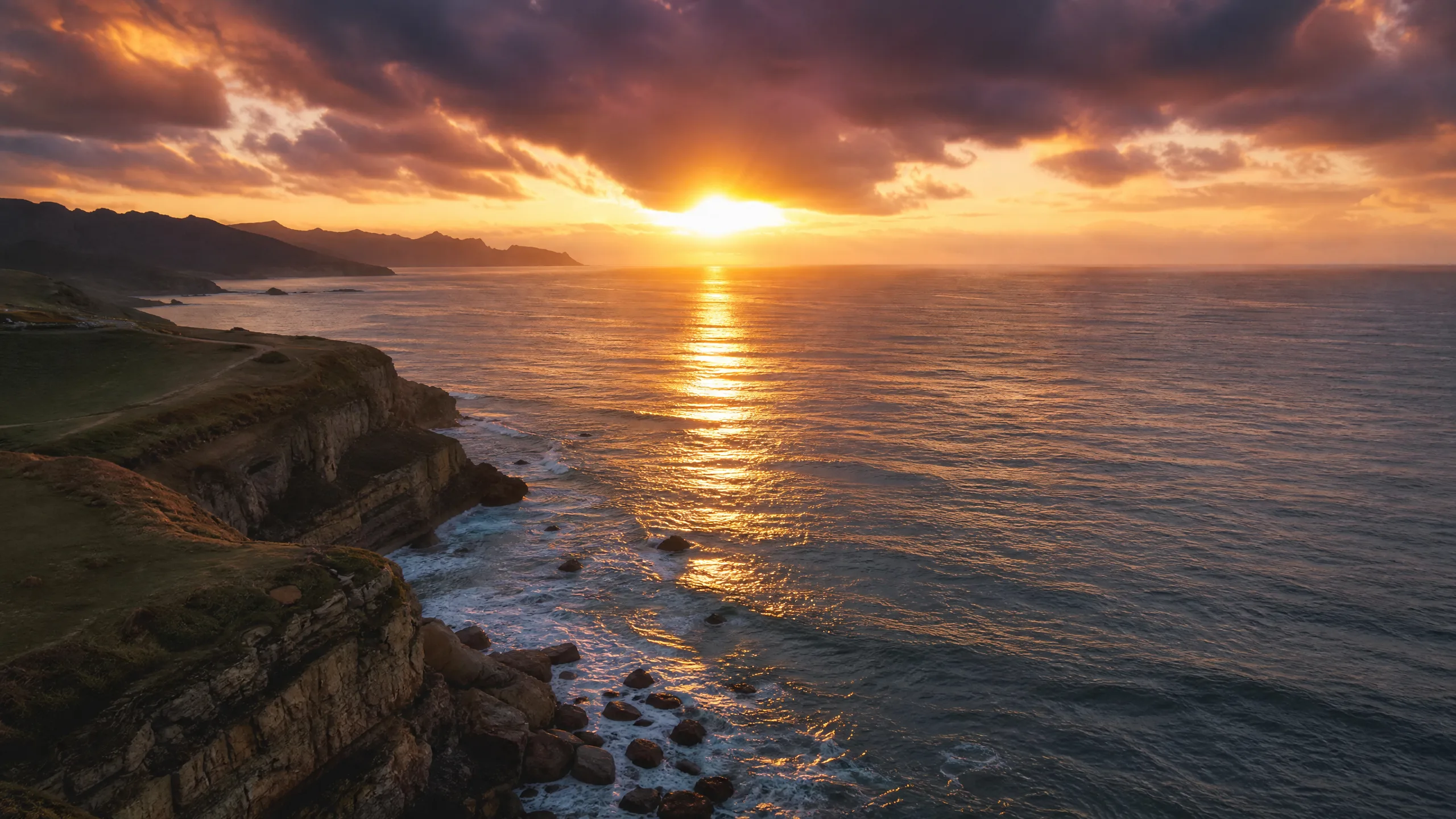 滤镜效果对比 - 海岸日落原始画面与调色后效果